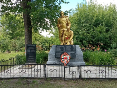 Памятник на братской могиле 125 воинам.